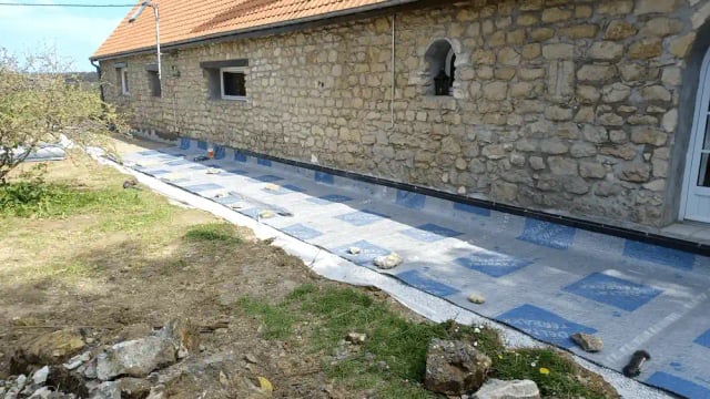Pose d'une membrane d'imperméabilité autour de la maison